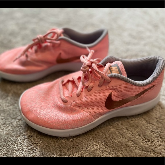 Pink Nike shoes - Picture 4 of 5